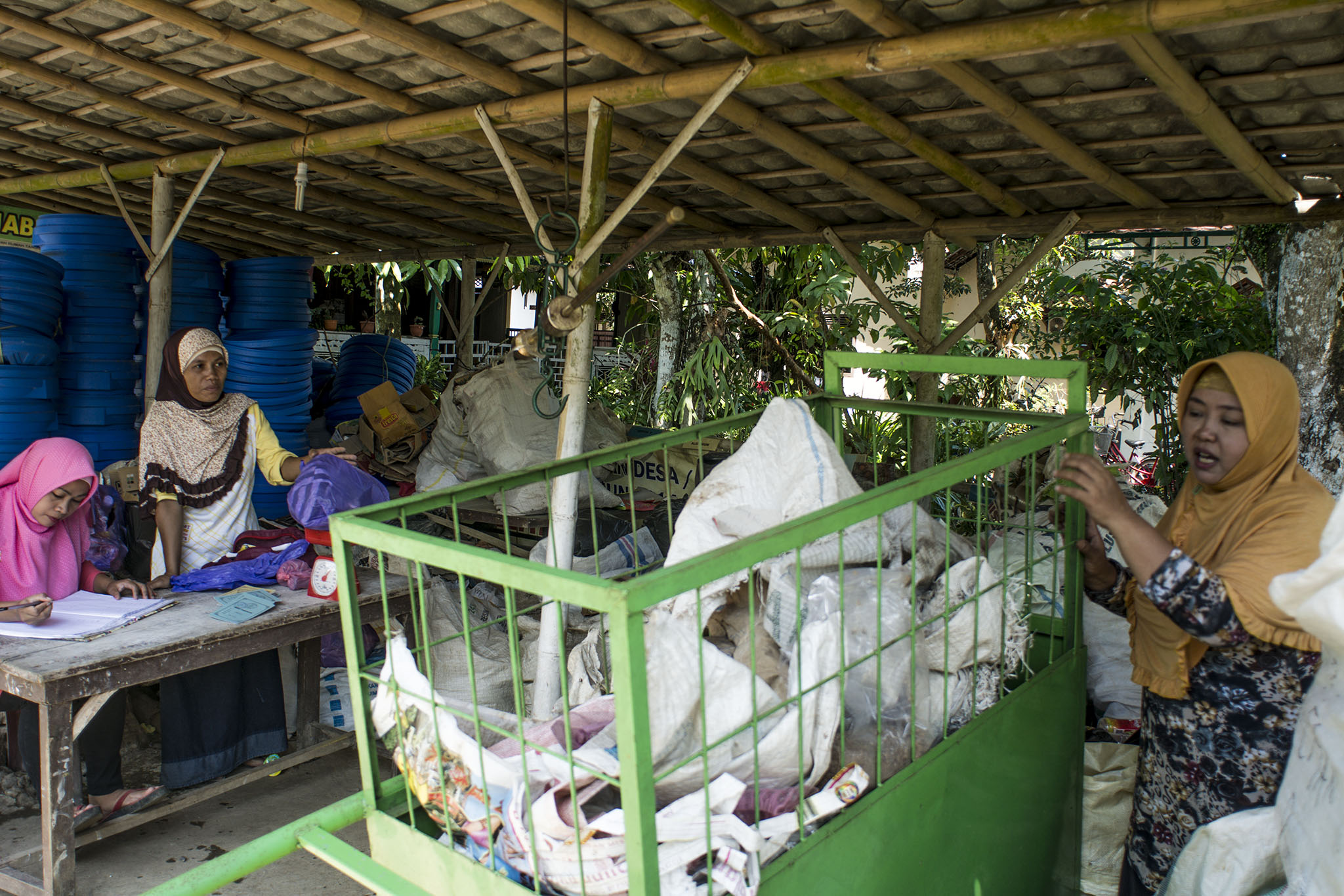 Sampah-sampah yang dikumpulkan dipisah-pisahkan di rumah Hendarti. Ada sebagian sampah yang dijual, ada pula yang dibuat kerajinan. Foto : L Darmawan