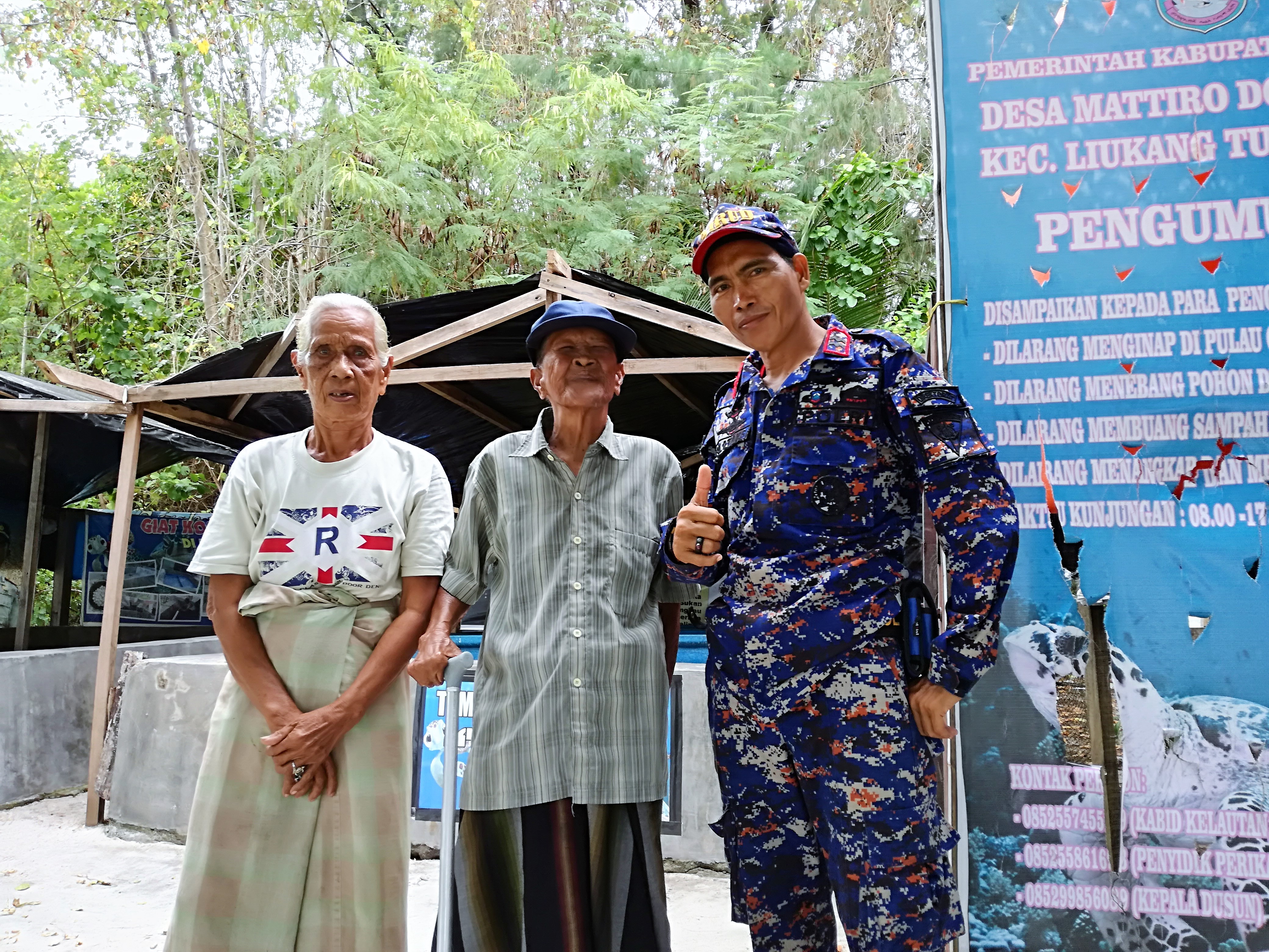 Pasangan suami istri penyandang disabilitas, Daeng Abu dan istrinya Maidah, bersama Solotang, petugas Polair Pangkep