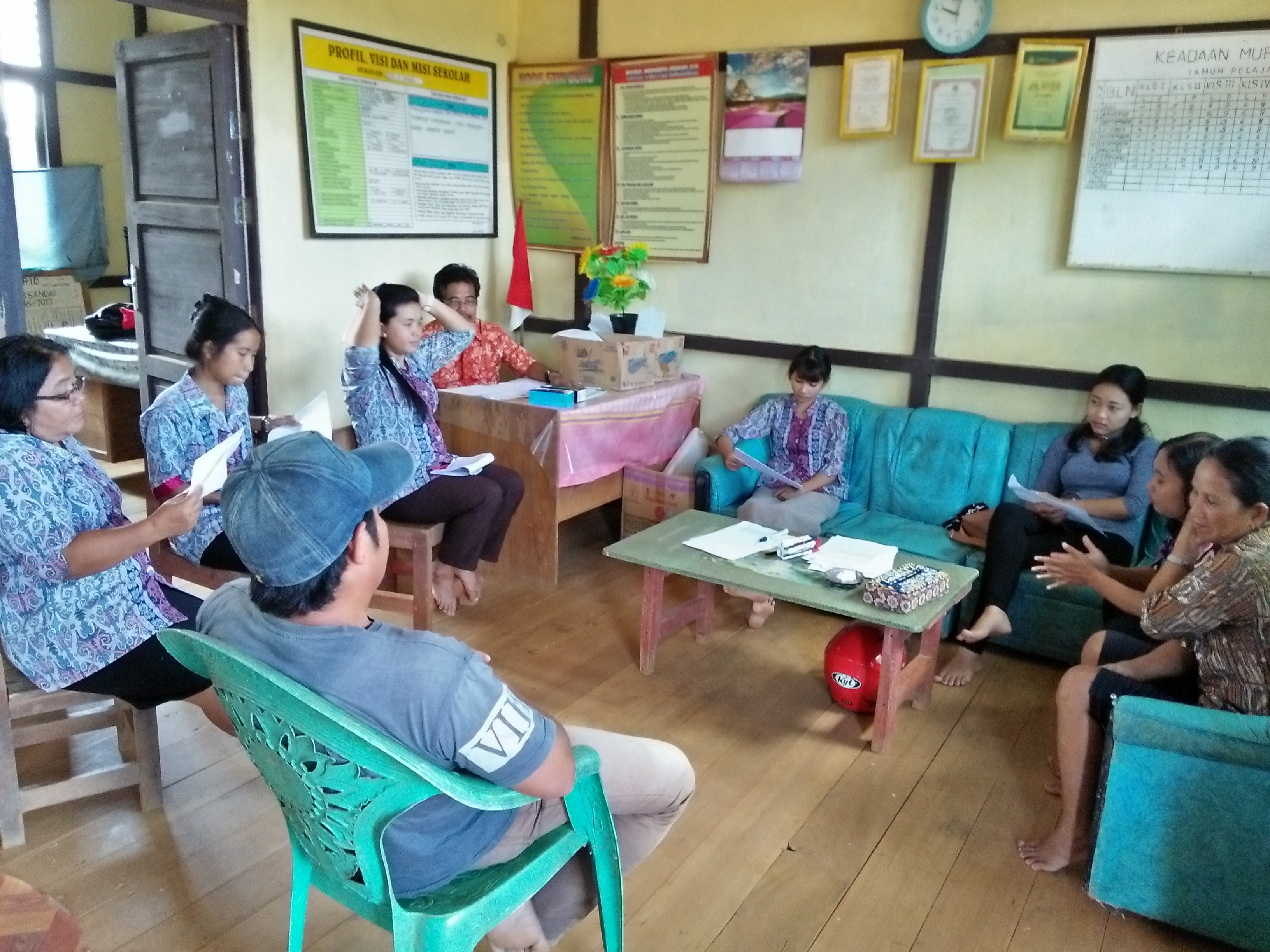 Suasana Pertemuan Guru di Sekolah